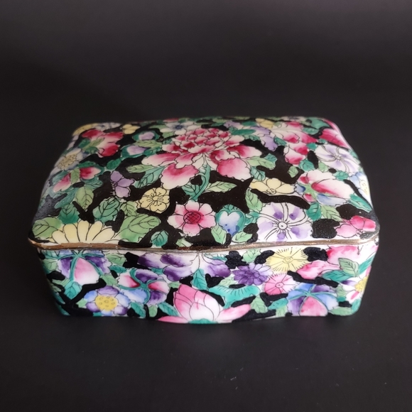 ‼️SOLD‼️ Handpainted 'Thousand flowers' Chinese Porcelain Ceramic Trinket Box - Picture 5 of 11